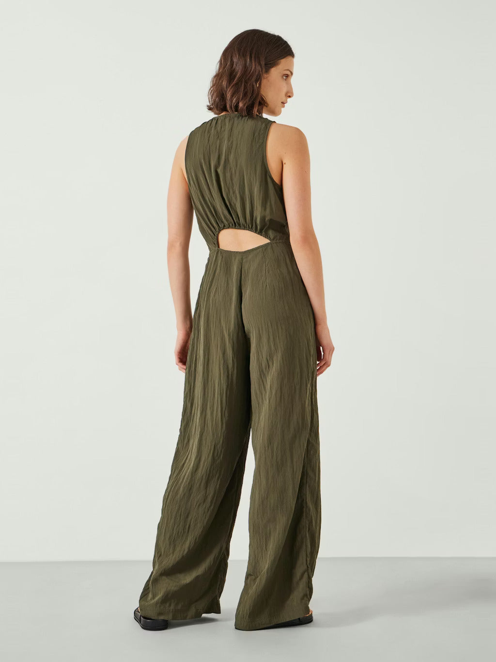 Textured jumpsuit with cut out (M)