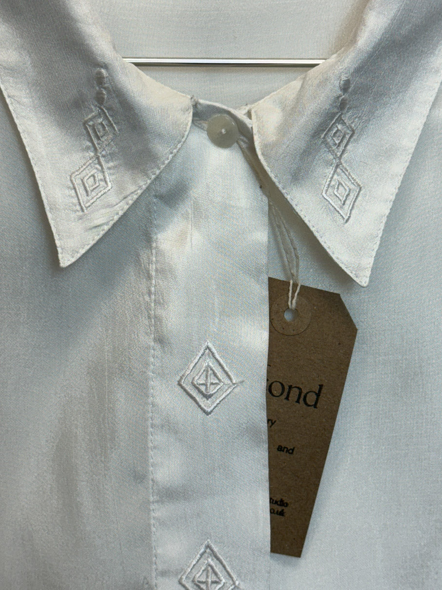 Vintage satin applique button through shirt (M)
