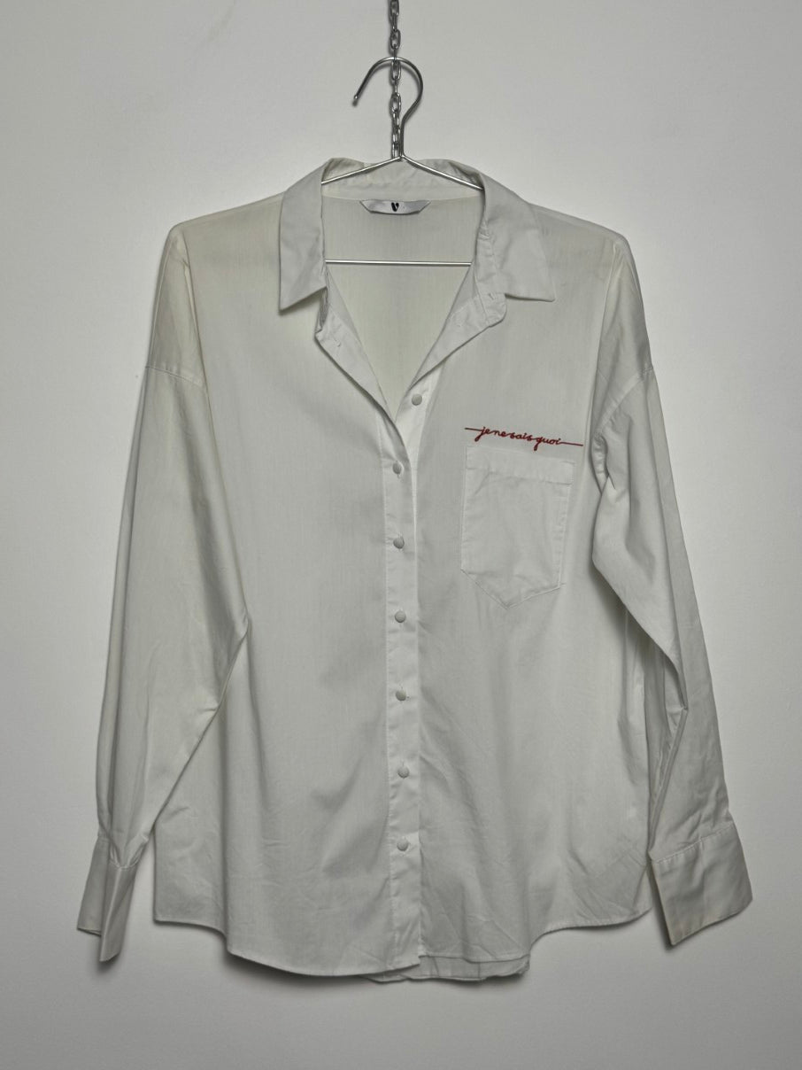 Je ne sais quoi embroidered shirt (M)