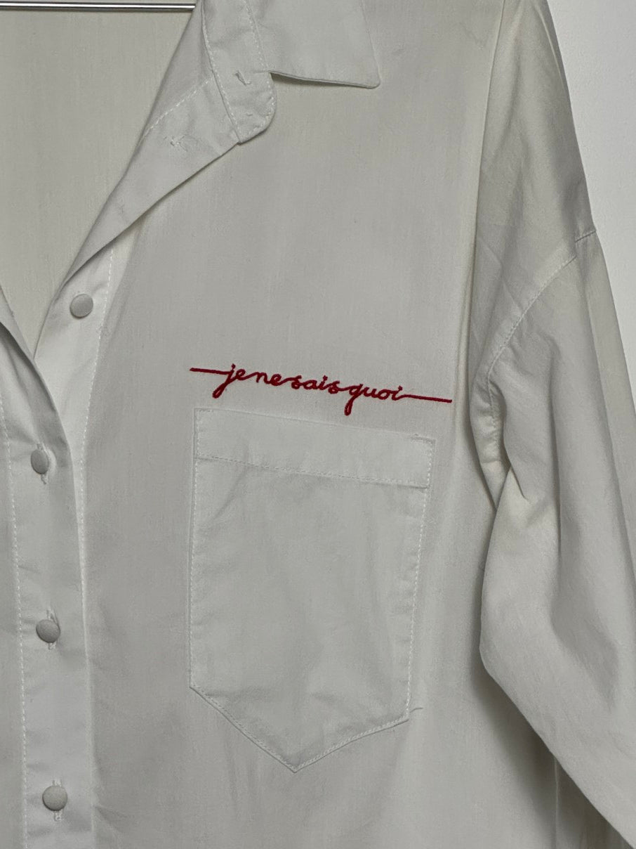 Je ne sais quoi embroidered shirt (M)