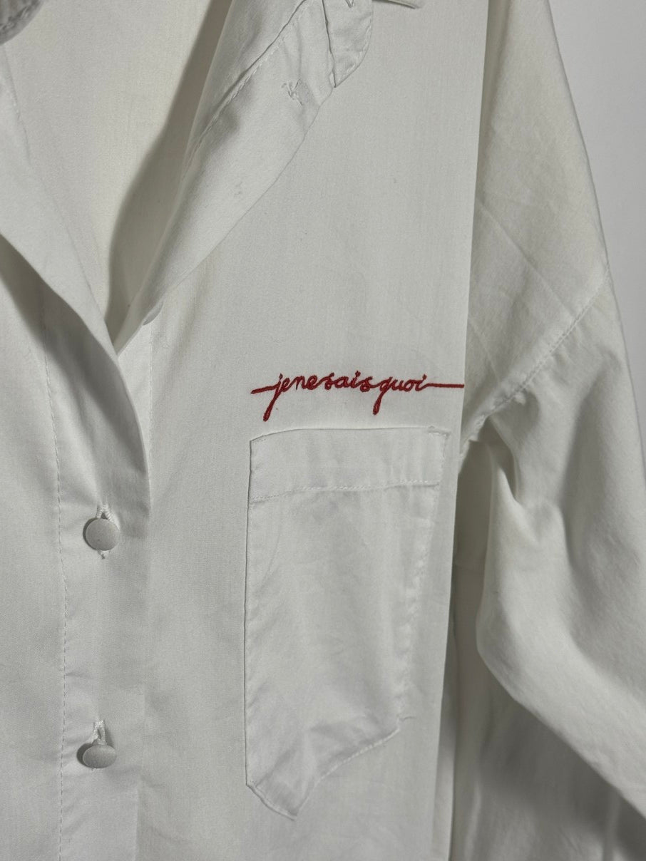 Je ne sais quoi embroidered shirt (M)