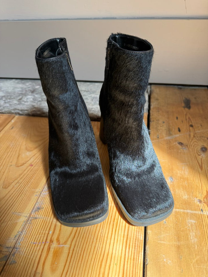Black ponyhair heeled boots (4)