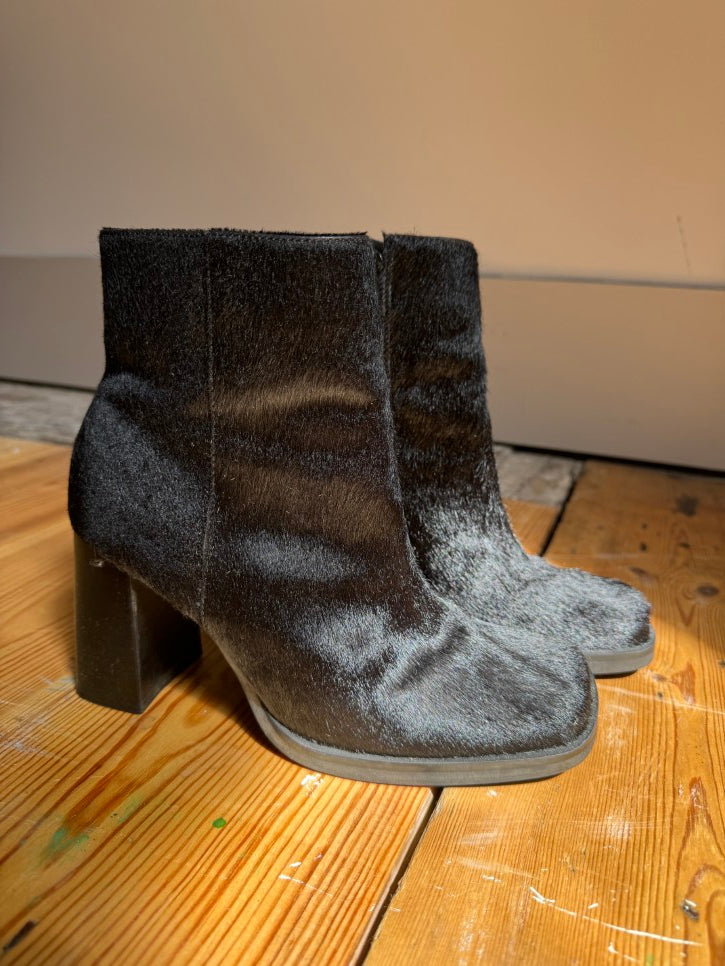 Black ponyhair heeled boots (4)