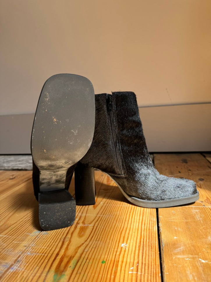 Black ponyhair heeled boots (4)
