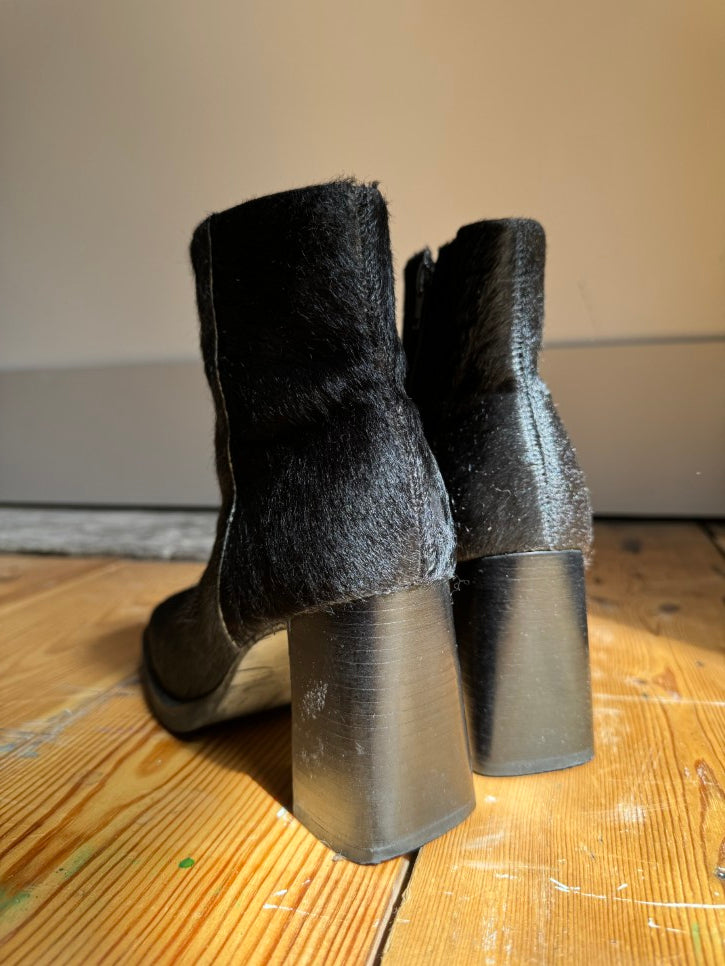 Black ponyhair heeled boots (4)