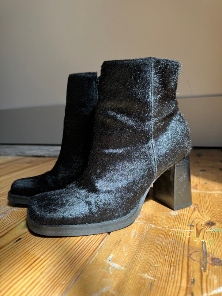 Black ponyhair heeled boots (4)