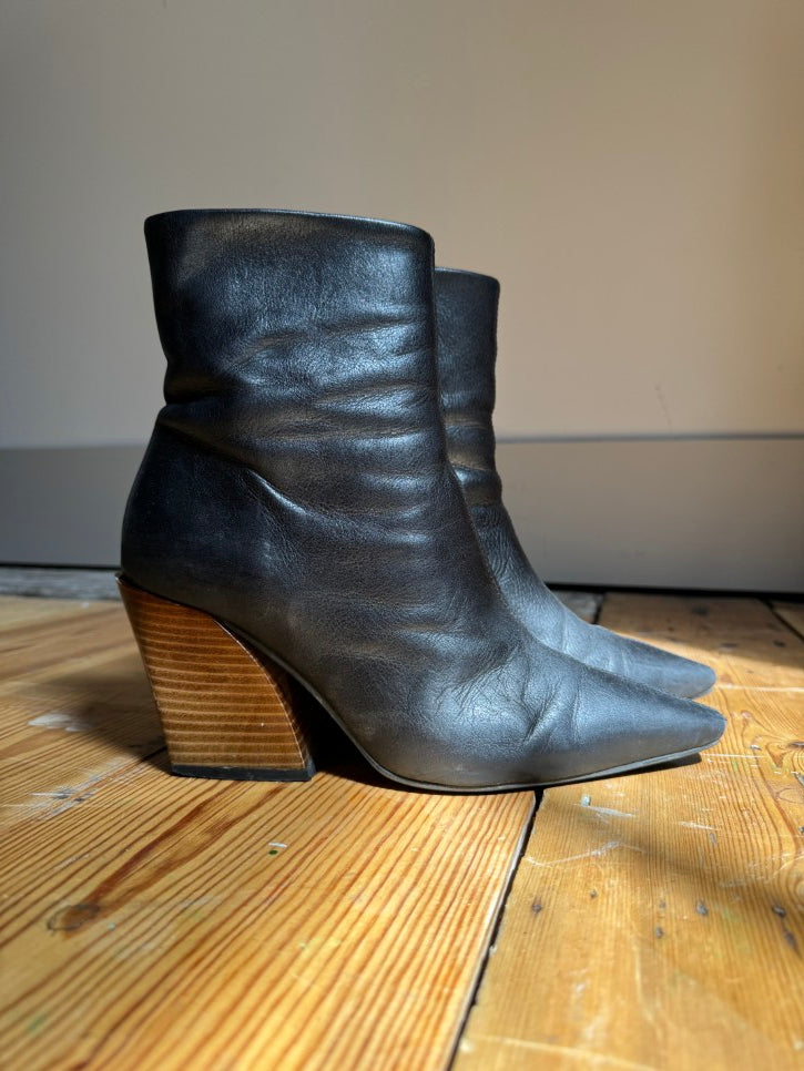 Pointed leather ankle boots (6)