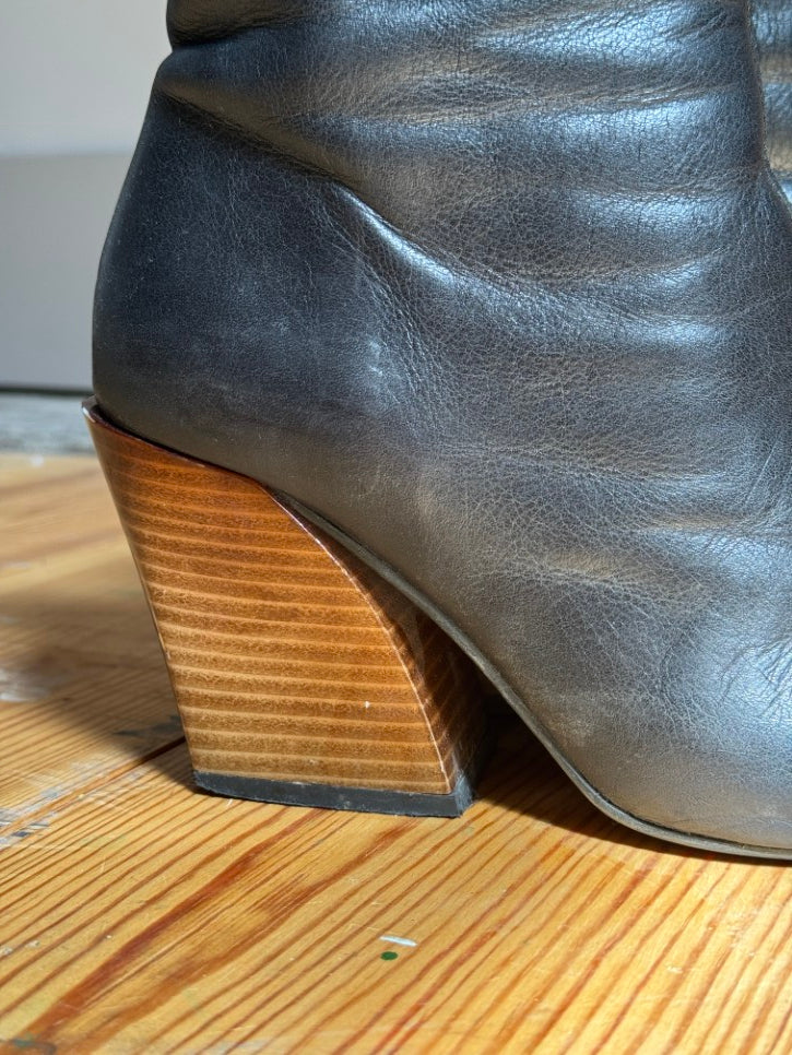 Pointed leather ankle boots (6)