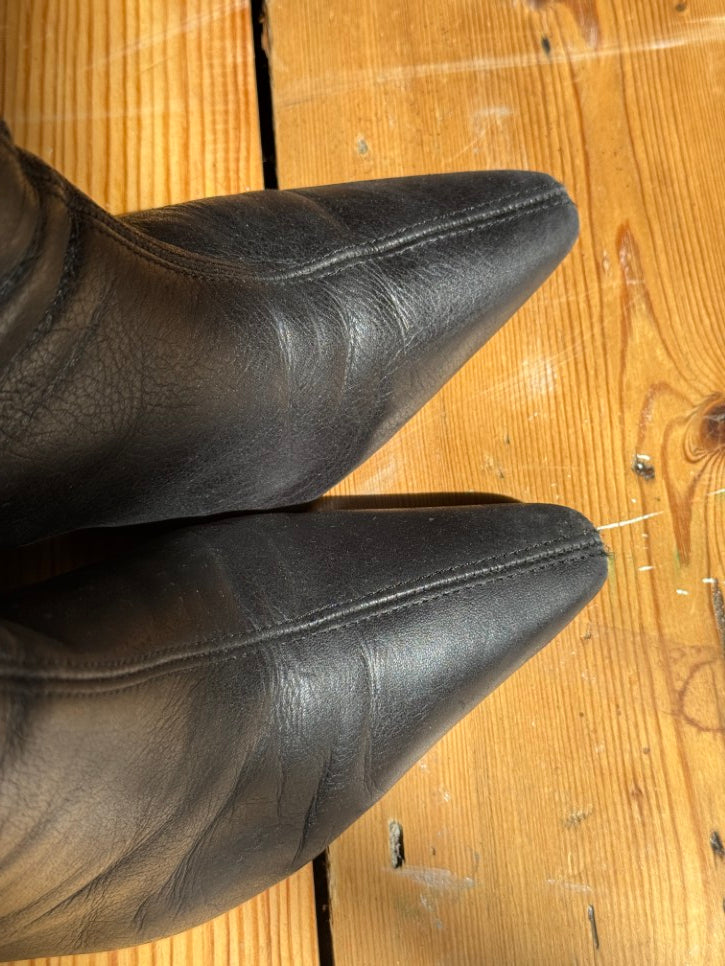 Pointed leather ankle boots (6)