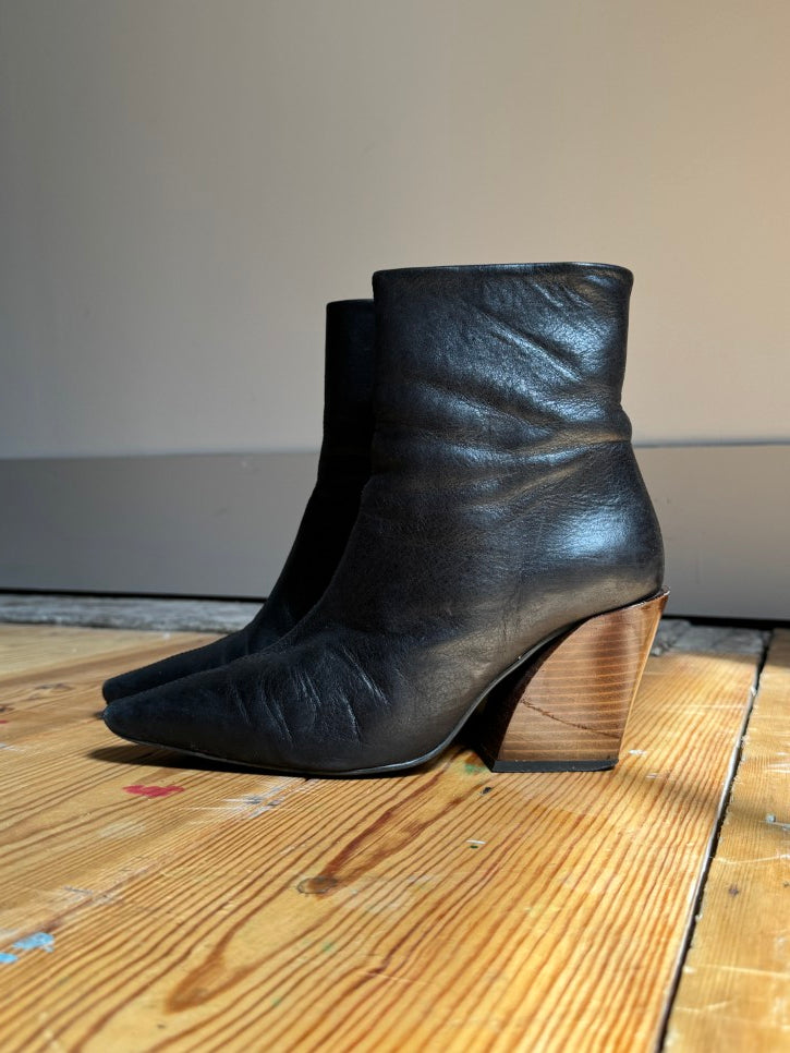 Pointed leather ankle boots (6)