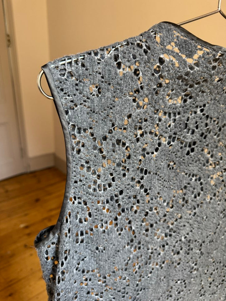 Crochet sleeveless top (M)