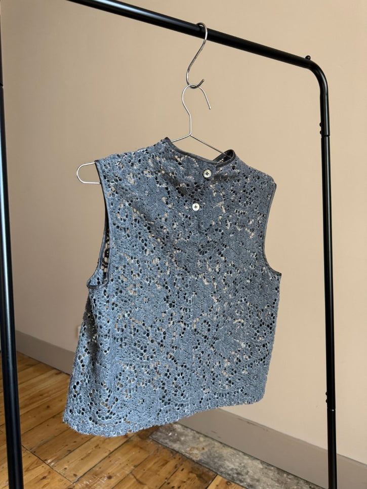 Crochet sleeveless top (M)