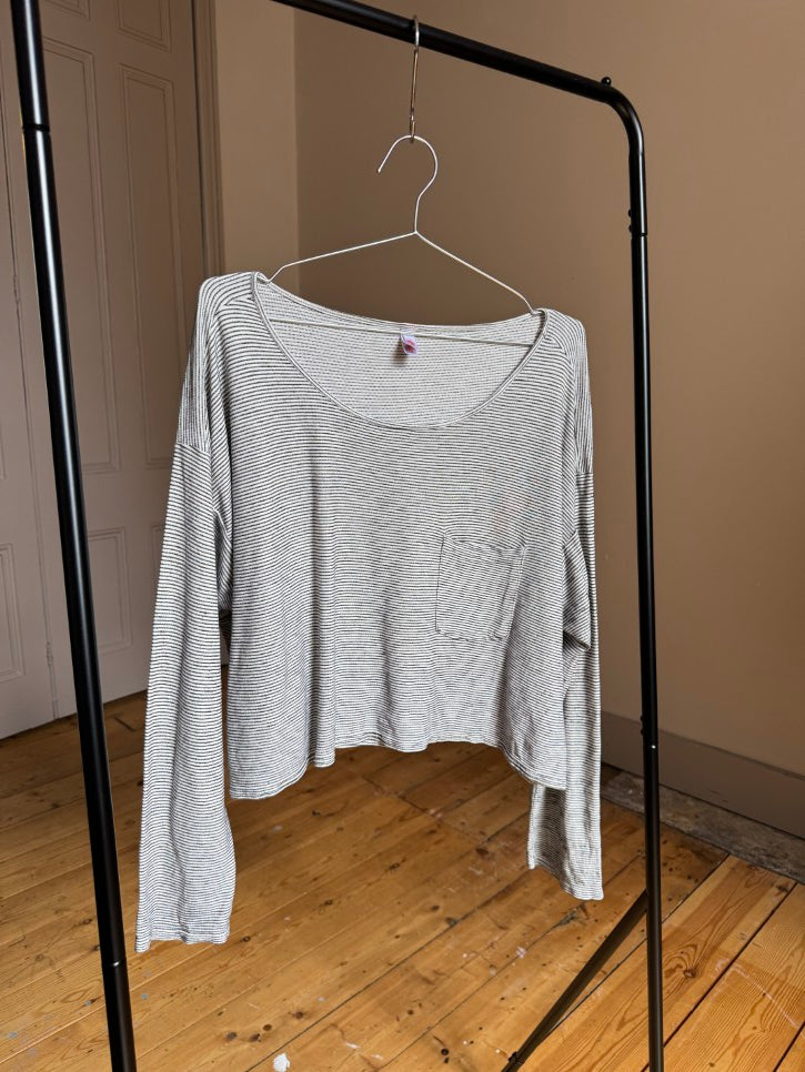 Oversized cropped boxy long sleeve tshirt (OS)