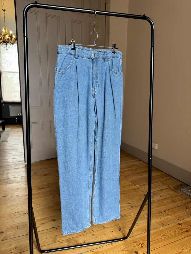 Balloon / barrel leg light jeans