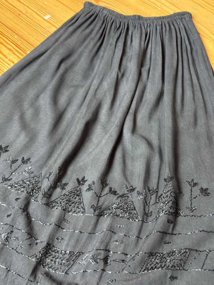 Tasseled midi skirt with embroidery (M)