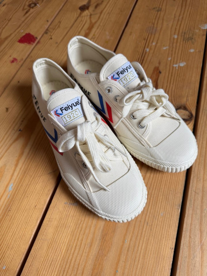 BNWOT Retro plimsoll trainers (6)