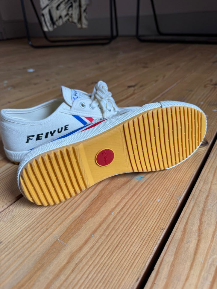 BNWOT Retro plimsoll trainers (6)