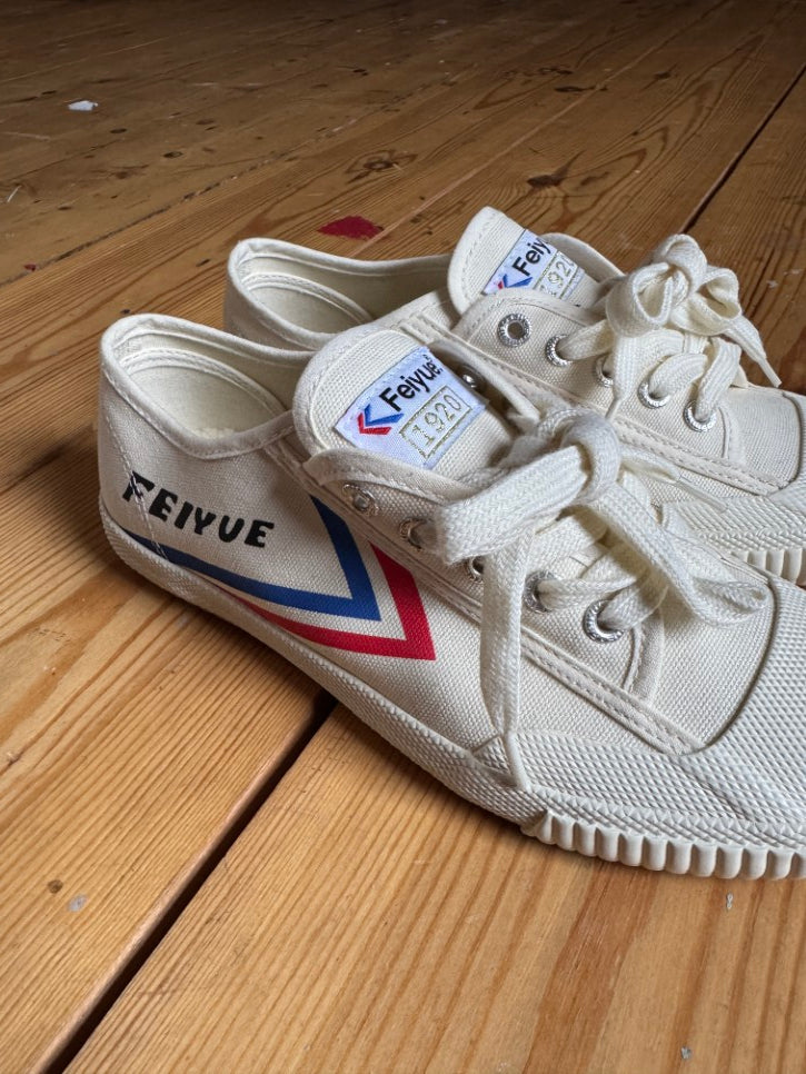 BNWOT Retro plimsoll trainers (6)