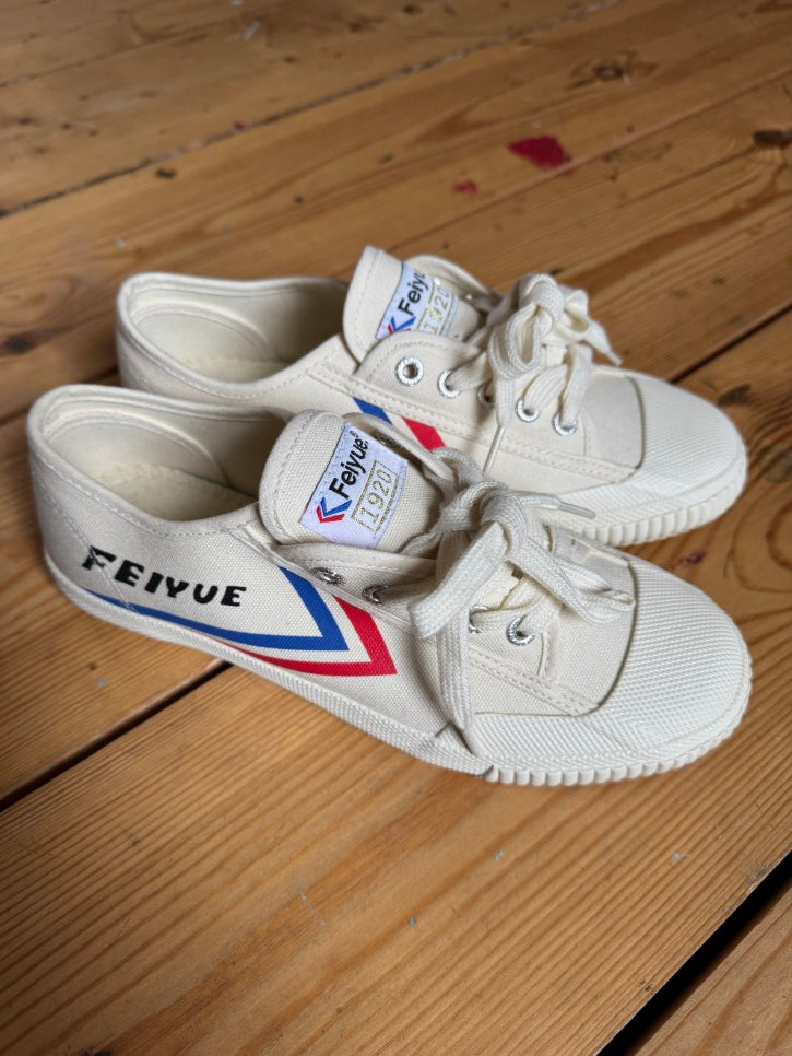 BNWOT Retro plimsoll trainers (6)