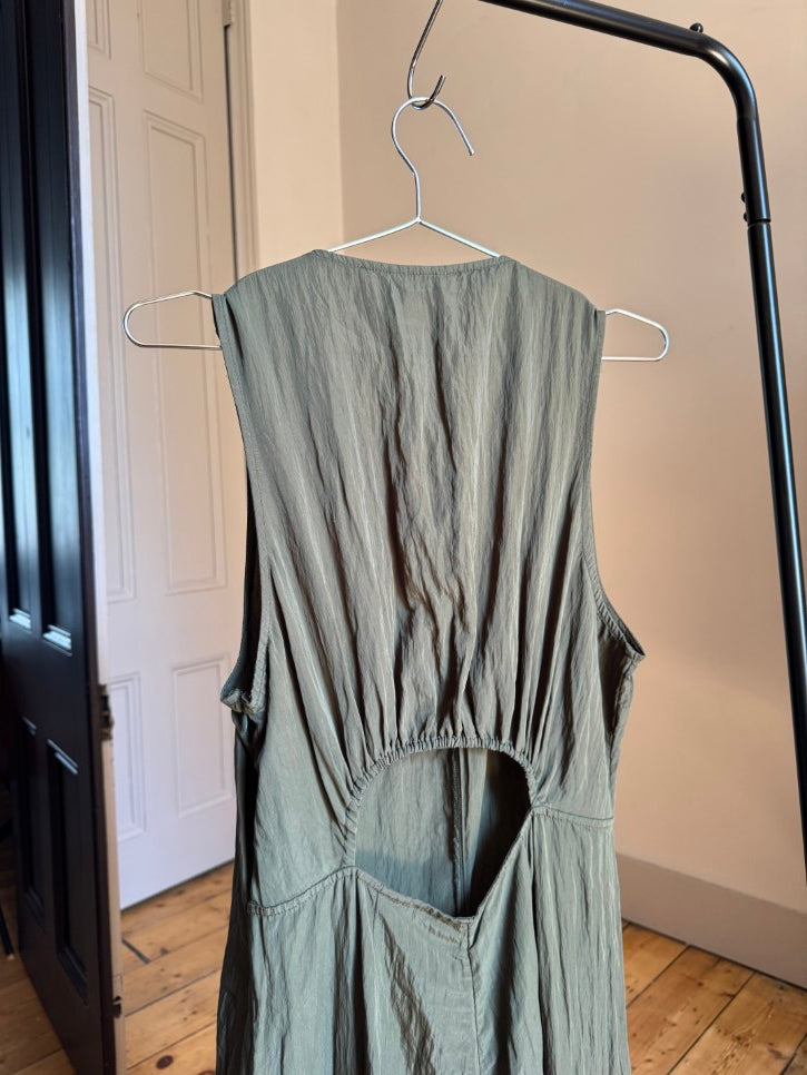 Textured jumpsuit with cut out (M)