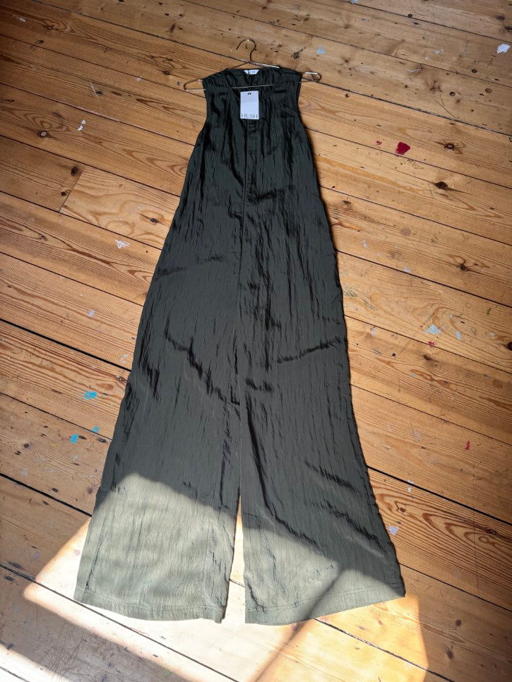 Textured jumpsuit with cut out (M)