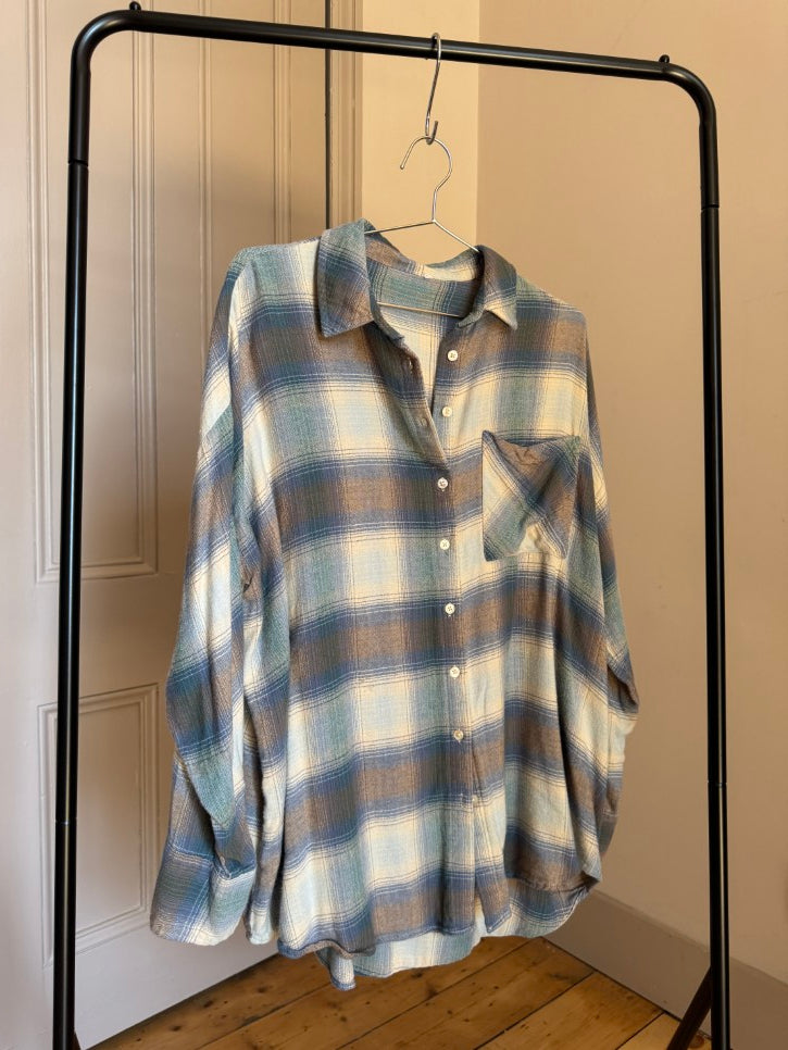 Soft flannel button down shirt (M)