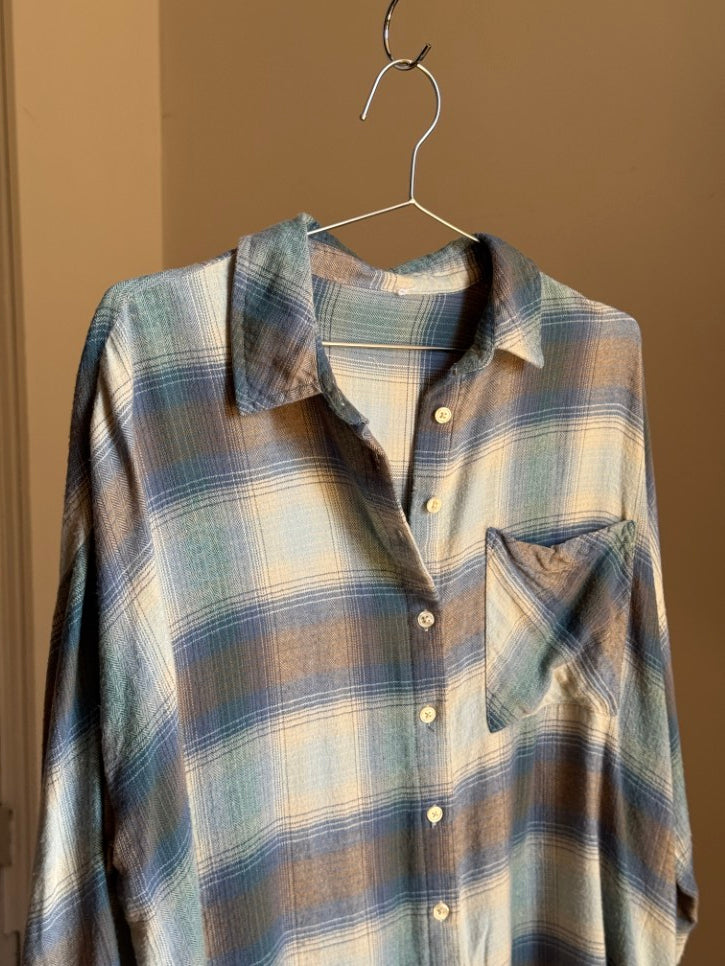 Soft flannel button down shirt (M)
