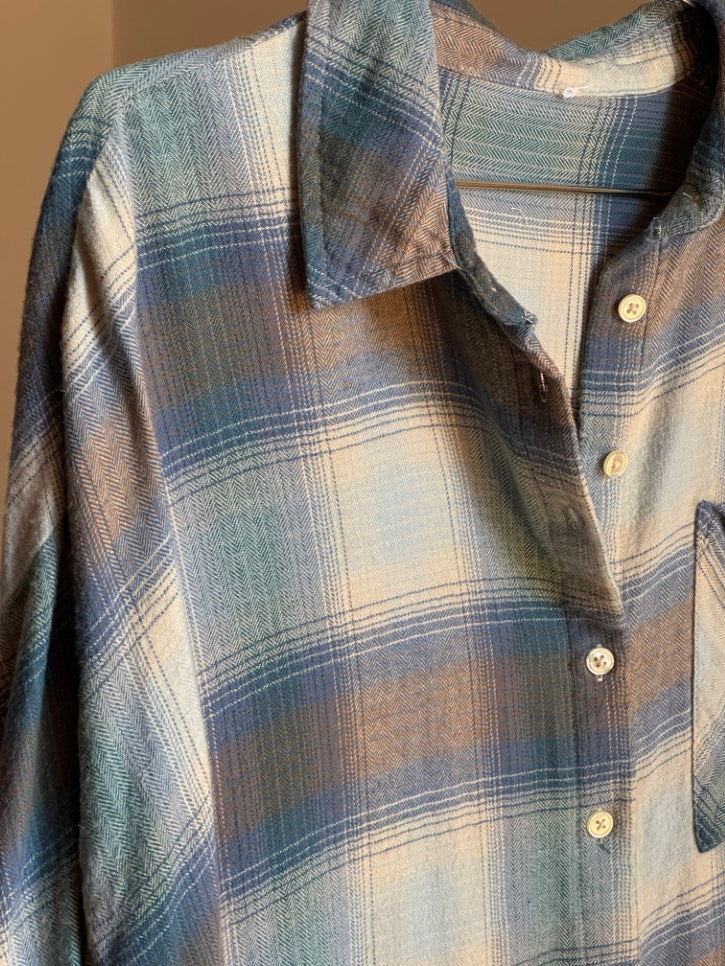 Soft flannel button down shirt (M)