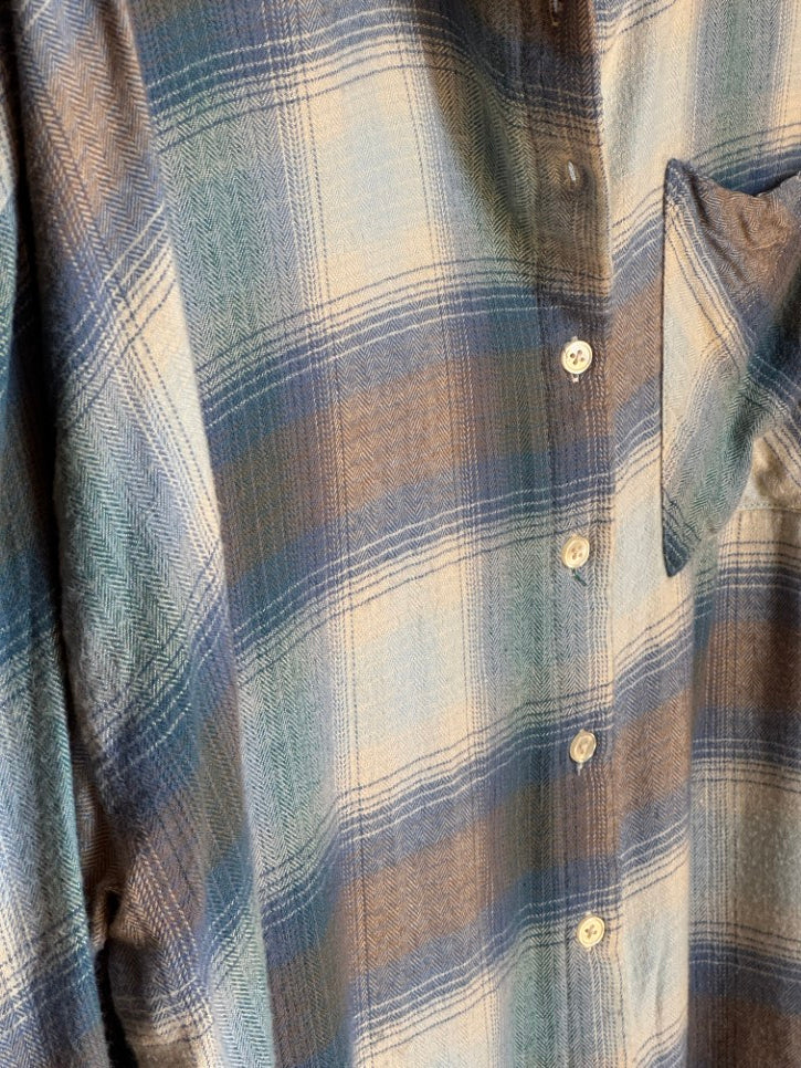 Soft flannel button down shirt (M)
