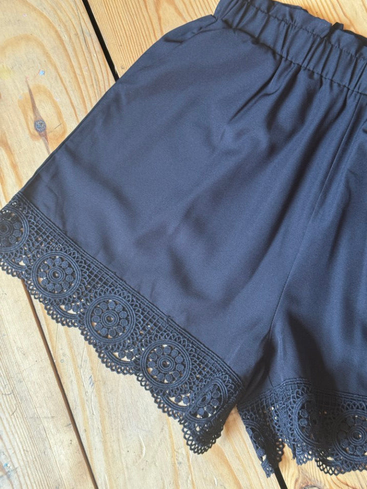 Crochet / lace trim shorts (M)