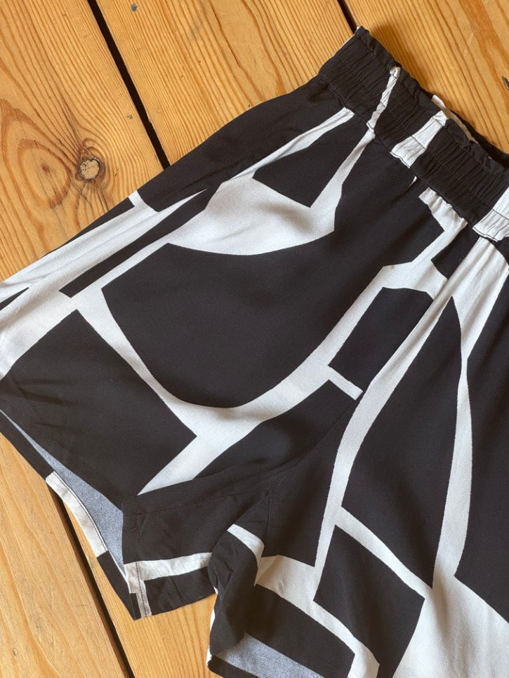 Geometric print elasticated waist shorts (S)