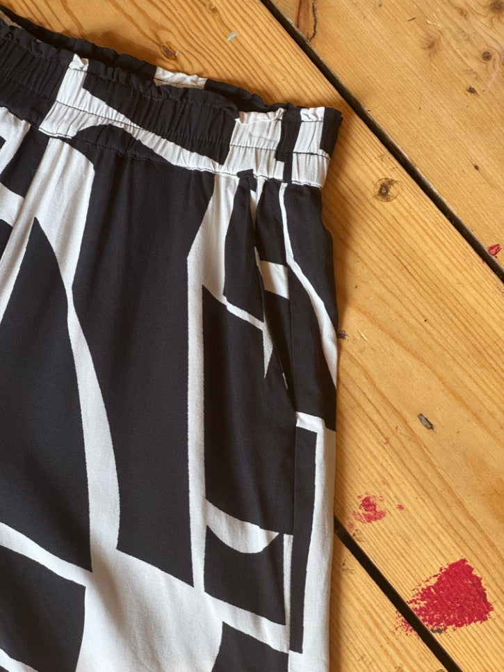 Geometric print elasticated waist shorts (S)